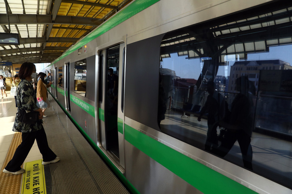 Sau 1 năm, người dân Thủ đô dần hình thành văn hóa tham gia giao thông công cộng bằng đường sắt đô thị.(Ảnh: Huy Hùng/TTXVN)