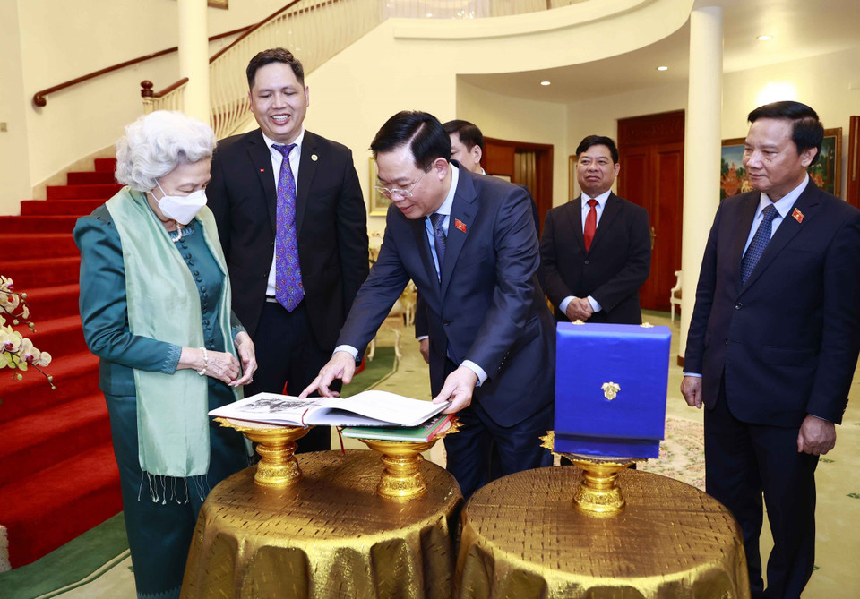 Chủ tịch Quốc hội Vương Đình Huệ và Hoàng Thái hậu Norodom Monineath Sihanouk trao đổi tặng phẩm. (Ảnh: Doãn Tấn/TTXVN)