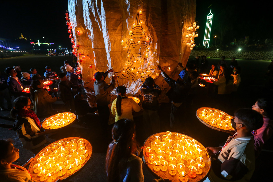 Hàng nghìn người đã đổ về những ngọn đồi ở miền Trung Myanmar để tham gia Lễ hội ánh sáng thường niên Tazaungdaing, đánh dấu kết thúc mùa mưa với màn trình diễn khinh khí cầu lung linh vào ban đêm. Tại lễ hội năm nay, các đội đã trình làng 76 tác phẩm nghệ thuật khinh khí cầu. Những chiếc khinh khí cầu nhiều màu sắc được người dân Myanmar thả lên bầu trời, tượng trưng cho những lễ vật dâng lên Đức Phật để cầu nguyện những điều tốt đẹp sẽ đến. (Ảnh: THX/ TTXVN)