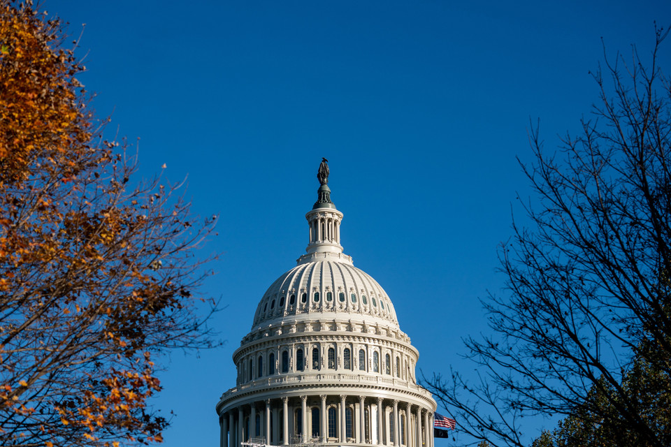 Ngày 8/11/2022, cử tri Mỹ đã đi bỏ phiếu bầu lưỡng viện Quốc hội khóa 118 cùng hàng loạt vị trí Thống đốc và chính quyền các bang. Theo các kết quả sơ bộ được truyền thông nước này đăng tải, hai đảng Dân chủ và Cộng hòa vẫn đang bám đuổi sít sao trong các cuộc đua giành quyền kiểm soát Thượng viện và Hạ viện cũng như các vị trí Thống đốc bang. Trong ảnh: Toà nhà Quốc hội Mỹ ở Washington DC., ngày 8/11/2022. (Ảnh: THX/TTXVN)