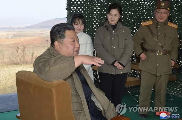 Cả gia đình ông Kim Jong-un đã cùng tới chứng kiến cuộc bắn thử tên lửa ICBM, dường như diễn ra hôm 18/11. (Nguồn: Yonhap)