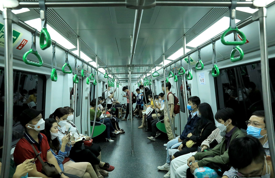 Hiện nay, ngày bình thường có hơn 32.000 lượt hành khách đi tàu, ngày cuối tuần dao động từ 26.000-28.000 lượt. (Ảnh: Tuấn Anh/TTXVN)