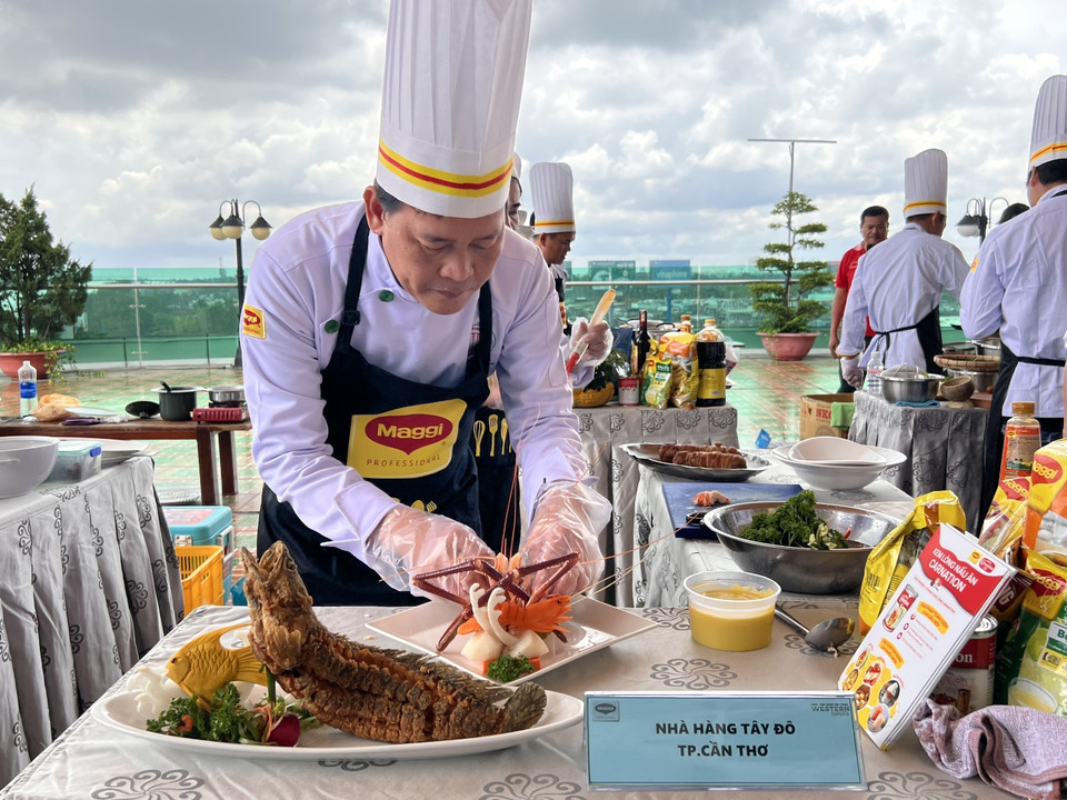 Các đầu bếp gấp rút thực hiện tác phẩm của mình. (Ảnh: Ánh Tuyết /TTXVN)