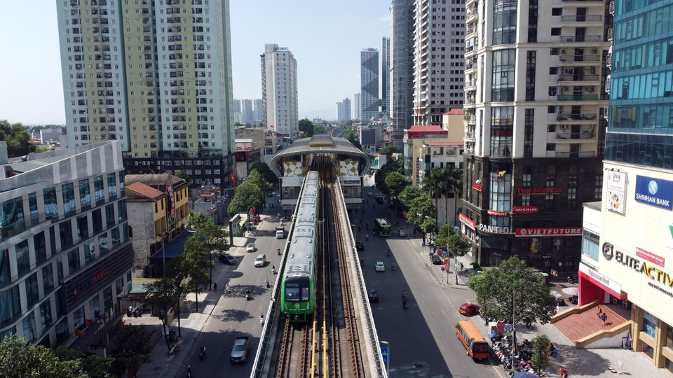 Tuyến đường sắt đô thị Cát Linh-Hà Đông có 12 nhà ga trên cao; với 13 đoàn tàu đưa vào khai thác, tốc độ tối đa 80km/giờ, tốc độ khai thác là 35km/giờ. (Ảnh: Tuấn Anh/TTXVN)