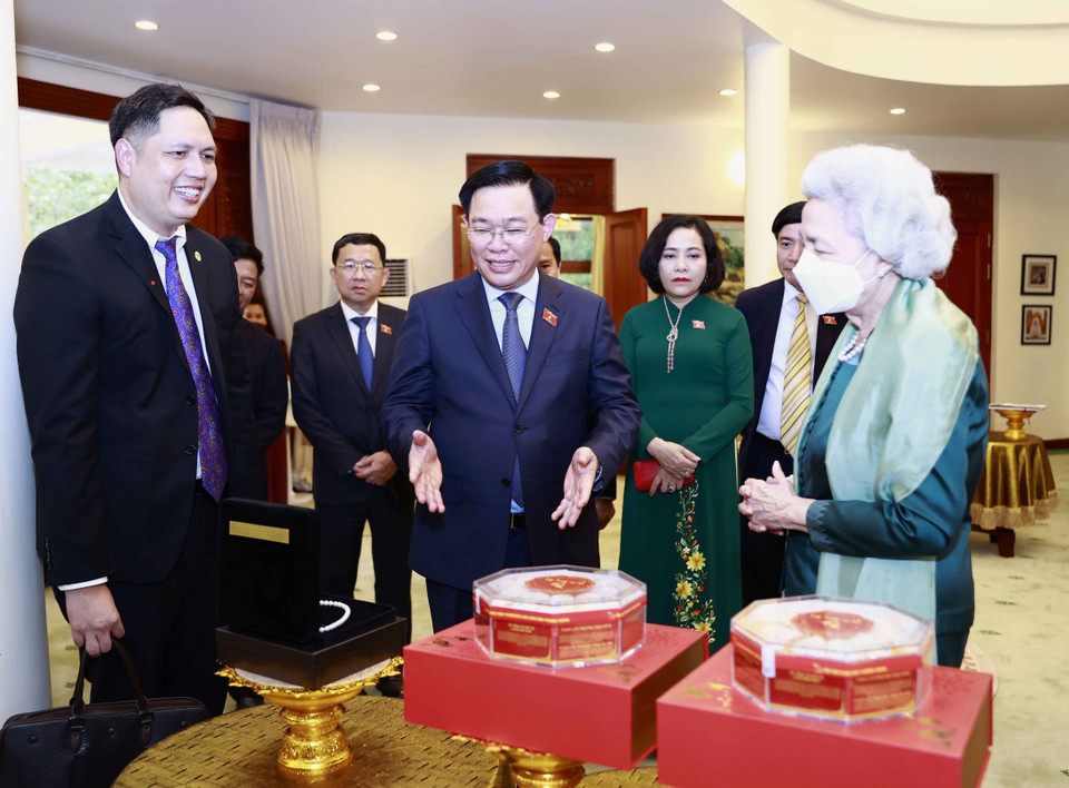 Chủ tịch Quốc hội Vương Đình Huệ và Hoàng Thái hậu Norodom Monineath Sihanouk trao đổi tặng phẩm. (Ảnh: Doãn Tấn/TTXVN)