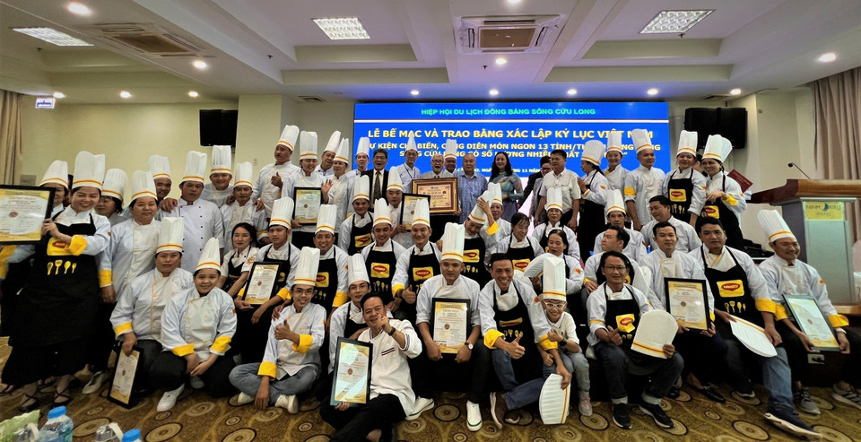 Các đầu bếp chụp ảnh lưu niệm. (Ảnh: Ánh Tuyết/TTXVN)