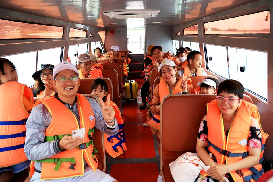  Du khách đi tàu cao tốc từ thị trấn Vĩnh An (Vĩnh Cửu, Đồng Nai) đến Đảo Ó-Đồng Trường.(Ảnh: Hồng Đạt /TTXVN)