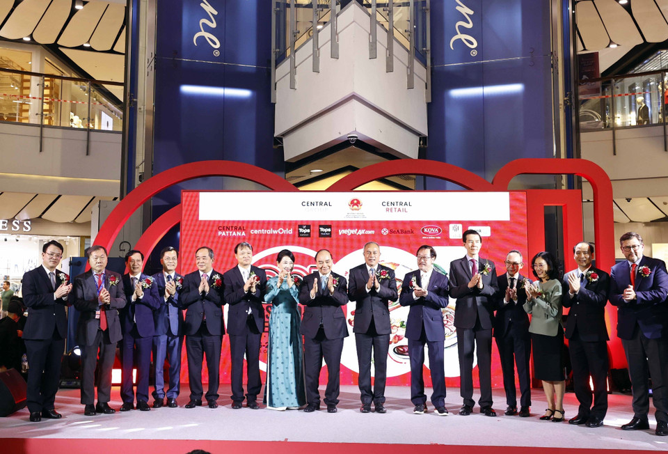 Chủ tịch nước Nguyễn Xuân Phúc và các đại biểu dự khai trương Tuần lễ hàng Việt Nam tại Thái Lan. (Ảnh: Thống Nhất/TTXVN)