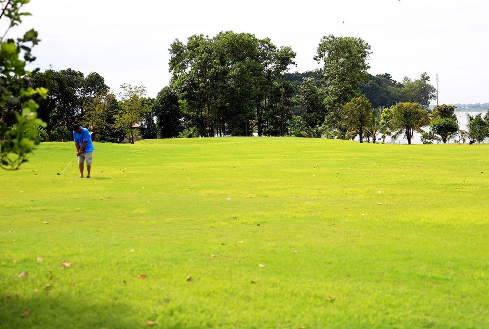 Sân golf phục vụ du khách trên Đảo Ó-Đồng Trường. (Ảnh: Hồng Đạt /TTXVN)