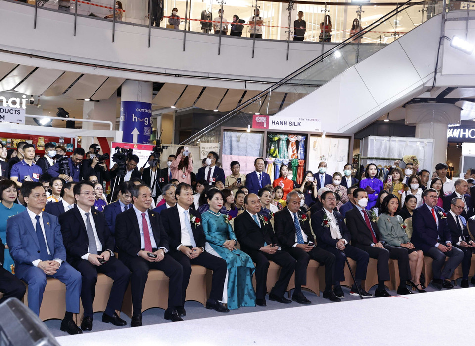 Chủ tịch nước Nguyễn Xuân Phúc và Phu nhân đến dự khai trương Tuần lễ hàng Việt Nam tại Thái Lan. (Ảnh: Thống Nhất/TTXVN)