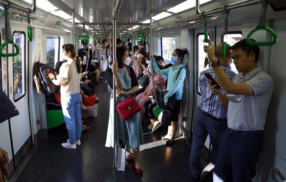 Hiện nay, ngày bình thường có hơn 32.000 lượt hành khách, ngày cuối tuần dao động từ 26.000-28.000 lượt khách; lượng khách đi lại thường xuyên là 5.000-6.000 người.(Ảnh: Huy Hùng/TTXVN)