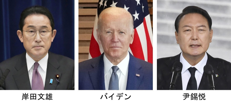 Tổng thống Mỹ Joe Biden (giữa) sẽ gặp Thủ tướng Nhật Bản Fumio Kishida (trái) và Tổng thống Hàn Quốc Yoon Suk-Yeol (phải) trong khuôn khổ chuyến công du châu Á sắp tới để thảo luận về hợp tác 3 bên và vấn đề Triều Tiên. Theo kế hoạch, cuộc gặp 3 bên nêu trên sẽ diễn ra tại Campuchia trong ngày 13/11/2022 tới khi Tổng thống Biden có chuyến thăm châu Á để tham dự các hội nghị cấp cao với lãnh đạo Hiệp hội Các quốc gia Đông Nam Á (ASEAN) và Hội nghị thượng đỉnh Nhóm Các nền kinh tế phát triển và mới nổi hàng đầu thế giới (G20) tại Indonesia. (Ảnh: Kyodo/ TTXVN)