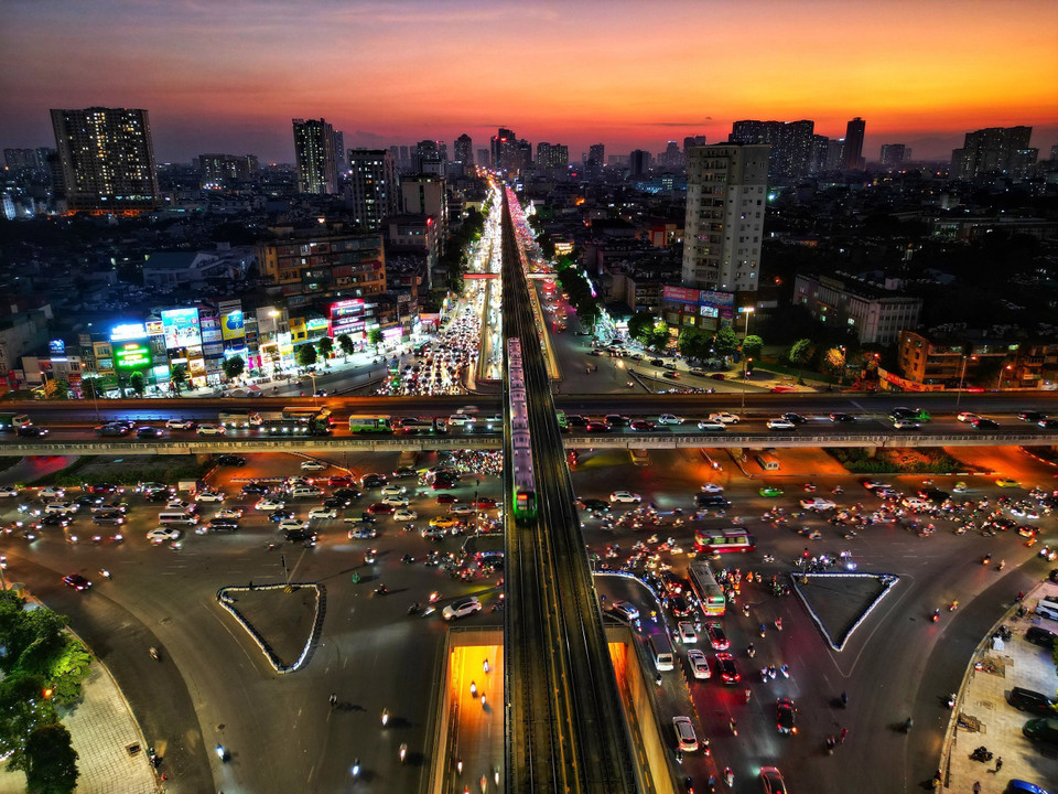 Tuyến tàu đường sắt Cát Linh-Hà Đông chạy trên tuyến đường có mật độ giao thông đông nhất của Thủ đô. (Ảnh: Tuấn Anh/TTXVN)