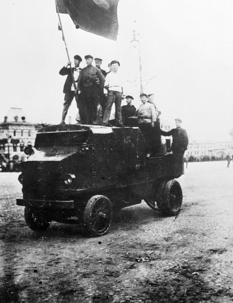 Công nhân trên một chiếc xe bọc thép ở Quảng trường Đỏ, Moskva trong những ngày Cách mạng Tháng Mười năm 1917.( Ảnh: Tư liệu quốc tế/TTXVN phát)