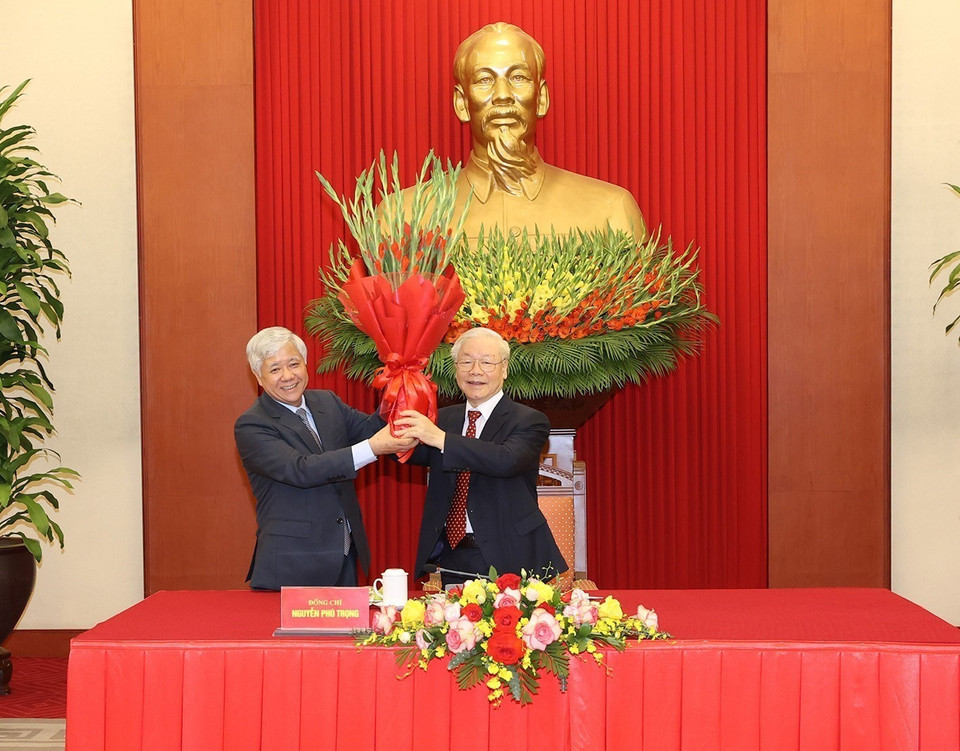 Đồng chí Đỗ Văn Chiến, Bí thư Trung ương Đảng, Chủ tịch Ủy ban Trung ương Mặt trận Tổ quốc Việt Nam tặng hoa chúc mừng Tổng Bí thư Nguyễn Phú Trọng. (Ảnh: Trí Dũng/TTXVN)