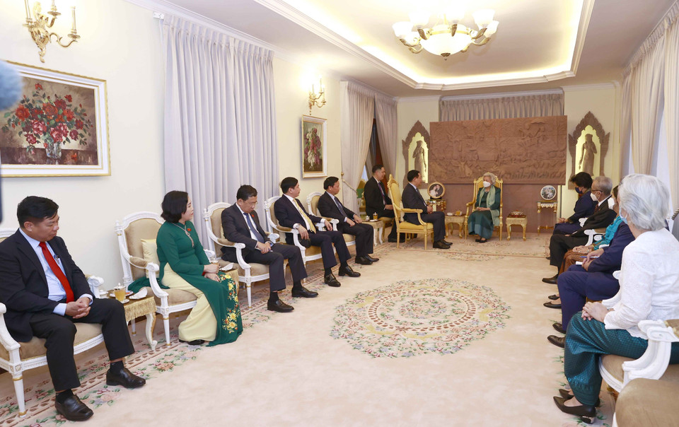 Chủ tịch Quốc hội Vương Đình Huệ và đoàn đại biểu Việt Nam yết kiến Hoàng Thái hậu Campuchia Norodom Monineath Sihanouk. (Ảnh: Doãn Tấn/TTXVN)