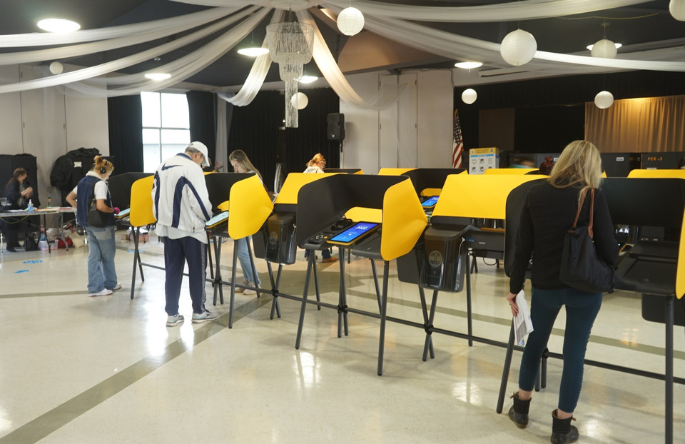 Ngày 8/11/2022, cử tri Mỹ đã đi bỏ phiếu bầu lưỡng viện Quốc hội khóa 118 cùng hàng loạt vị trí Thống đốc và chính quyền các bang. Theo các kết quả sơ bộ được truyền thông nước này đăng tải, hai đảng Dân chủ và Cộng hòa vẫn đang bám đuổi sít sao trong các cuộc đua giành quyền kiểm soát Thượng viện và Hạ viện cũng như các vị trí Thống đốc bang. Trong ảnh: Cử tri sau khi bỏ phiếu trong cuộc bầu cử Quốc hội giữa kỳ tại Los Angeles, California, Mỹ ngày 8/11/2022. (Ảnh: THX/TTXVN)