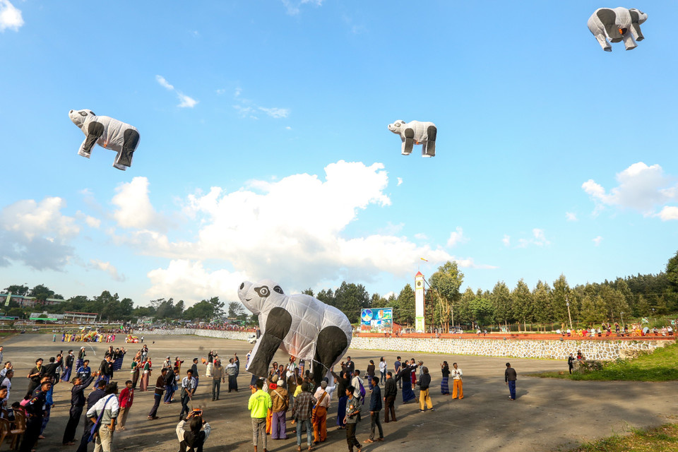 Hàng nghìn người đã đổ về những ngọn đồi ở miền Trung Myanmar để tham gia Lễ hội ánh sáng thường niên Tazaungdaing, đánh dấu kết thúc mùa mưa với màn trình diễn khinh khí cầu lung linh vào ban đêm. Tại lễ hội năm nay, các đội đã trình làng 76 tác phẩm nghệ thuật khinh khí cầu. Những chiếc khinh khí cầu nhiều màu sắc được người dân Myanmar thả lên bầu trời, tượng trưng cho những lễ vật dâng lên Đức Phật để cầu nguyện những điều tốt đẹp sẽ đến. (Ảnh: THX/ TTXVN)