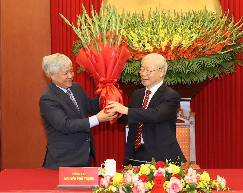 Đồng chí Đỗ Văn Chiến, Bí thư Trung ương Đảng, Chủ tịch Ủy ban Trung ương Mặt trận Tổ quốc Việt Nam tặng hoa chúc mừng Tổng Bí thư Nguyễn Phú Trọng. (Ảnh: Trí Dũng/TTXVN)