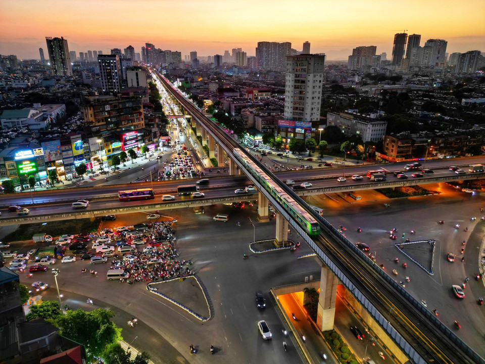 Từ ngày 1/9/2022, đường sắt Cát Linh-Hà Đông khai thác với tần suất 10 phút/chuyến với 6 đoàn tàu; giờ cao điểm chạy 6 phút/chuyến với 9 đoàn tàu. (Ảnh: Tuấn Anh/TTXVN)