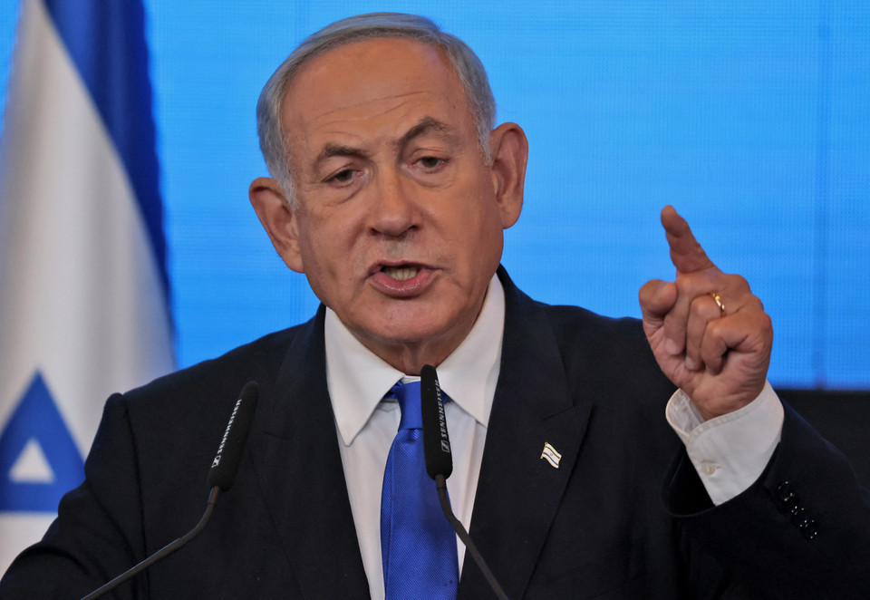 Ngày 6/11/2022, thủ lĩnh đảng đối lập Likud tại Israel Benjamin Netanyahu (trong ảnh) bắt đầu đàm phán với lãnh đạo các đảng trong liên minh cánh hữu về một số chính sách và vị trí trong Chính phủ sắp tới. Các vấn đề tranh cãi nhất bao gồm một số ghế Bộ trưởng, thời hạn thông qua ngân sách Chính phủ, hủy bỏ một số chính sách tôn giáo của Chính phủ tiền nhiệm. (Ảnh: AFP/ TTXVN)
