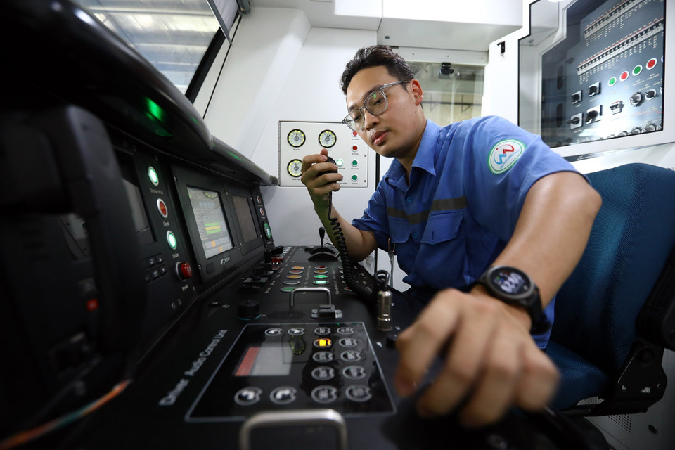 Kiểm tra phần điện, hệ thống thông tin trên tàu. (Ảnh: Huy Hùng/TTXVN)