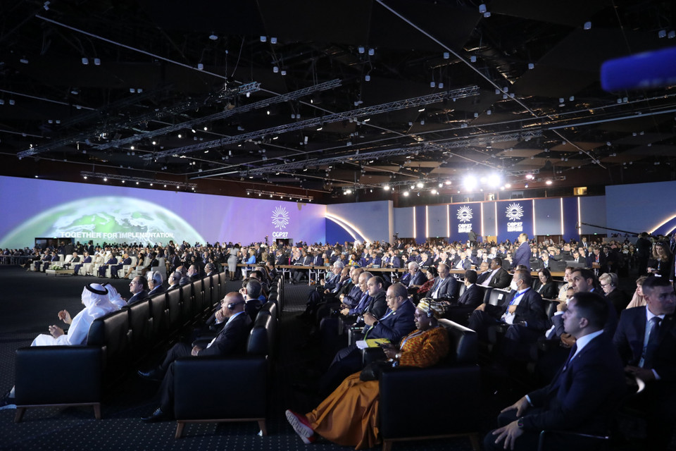 Hội nghị lần thứ 27 các bên tham gia công ước khung của Liên hợp quốc (LHQ) về biến đổi khí hậu (COP27) diễn ra tại thành phố Sharm El-Sheikh của Ai Cập từ ngày 6-18/11/2022. Hội nghị khí hậu toàn cầu năm nay được kỳ vọng sẽ giải quyết sẽ những vấn đề then chốt, bao gồm cả việc đảm bảo nguồn tài chính khí hậu thỏa đáng cho các nước nghèo và nâng tham vọng hành động khí hậu nhằm đạt mục tiêu hạn chế mức tăng nhiệt độ toàn cầu dưới 1,5 độ C. (Ảnh: THX/ TTXVN)