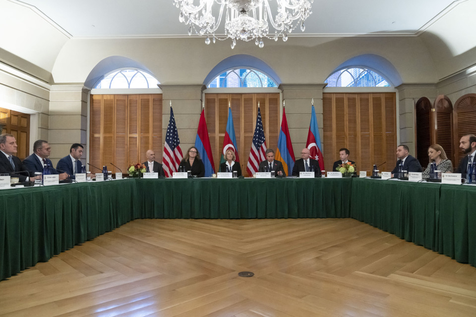 Ngày 7/11/2022, Ngoại trưởng Armenia Ararat Mirzoyan (phải) và Ngoai trưởng Azerbaijan Jeyhun Bayramov (trái) có cuộc đối thoại tại Washington với vai trò trung gian của Ngoại trưởng Mỹ Antony Blinken (giữa-phải). Tại cuộc gặp, hai bên đã trao đổi quan điểm về các yếu tố của hiệp ước hòa bình và nhất trí đẩy nhanh tiến trình đàm phán, tuy nhiên cũng thừa nhận còn tồn tại một số vấn đề cần giải quyết. (Ảnh: AFP/ TTXVN)