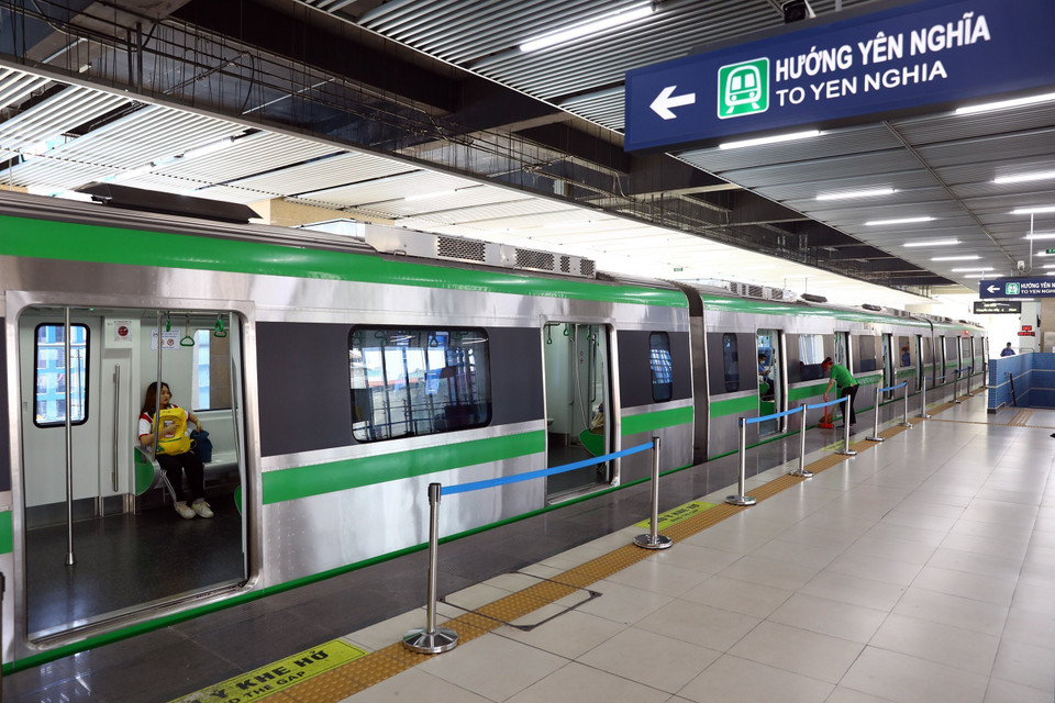 Tuyến đường sắt đô thị với ưu thế thông thoáng, sạch sẽ đang là sự lựa chọn của người dân dọc tuyến đường sắt đô thị Cát Linh - Hà Đông.(Ảnh: Huy Hùng/TTXVN)