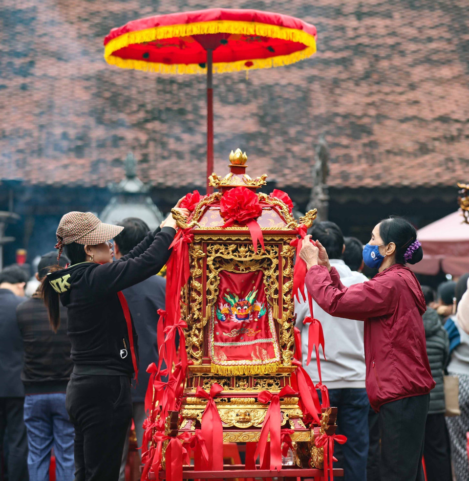 Chuẩn bị kiệu cho nghi lễ rước Kiệu ấn, sẽ diễn ra từ 22h40 đến 23h10. (Ảnh: Thanh Tùng/TTXVN)