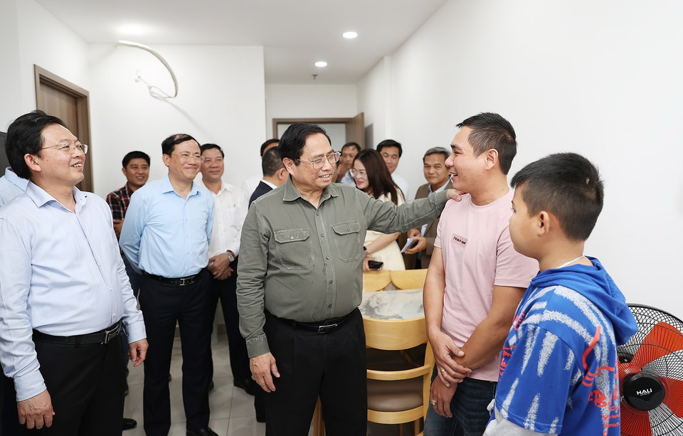 Thủ tướng Phạm Minh Chính thăm hộ dân khu nhà ở xã hội An Phú Thịnh, phường Nhơn Bình, thành phố Quy Nhơn, tỉnh Bình Định. (Ảnh: Dương Giang/TTXVN)