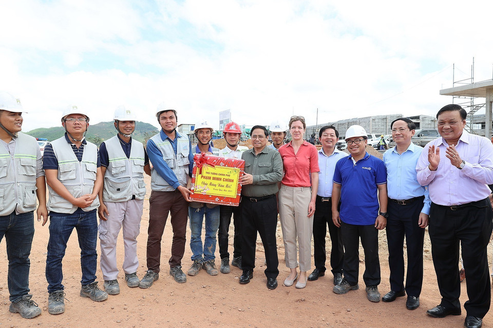 Thủ tướng Phạm Minh Chính tặng quà cho công nhân Khu công nghiệp, đô thị và dịch vụ Becamex VSIP Bình Định. (Ảnh: Dương Giang/TTXVN)