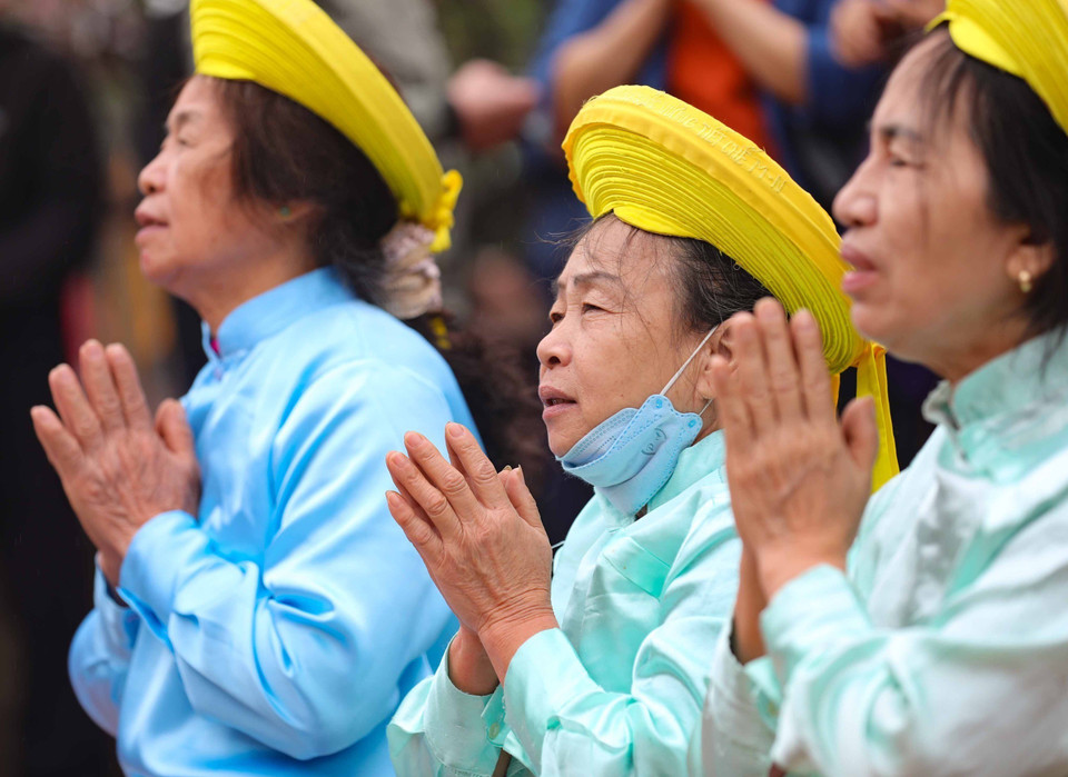 Người dân địa phương đến đền Trần từ sớm ngày 4/2 để dâng hương, dâng lễ. (Ảnh: Minh Quyết/TTXVN)