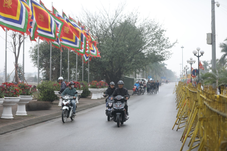 Người dân địa phương và du khách đổ về đền Trần (phường Lộc Vương, thành phố Nam Định) từ khá sớm. (Ảnh: Minh Quyết/TTXVN)