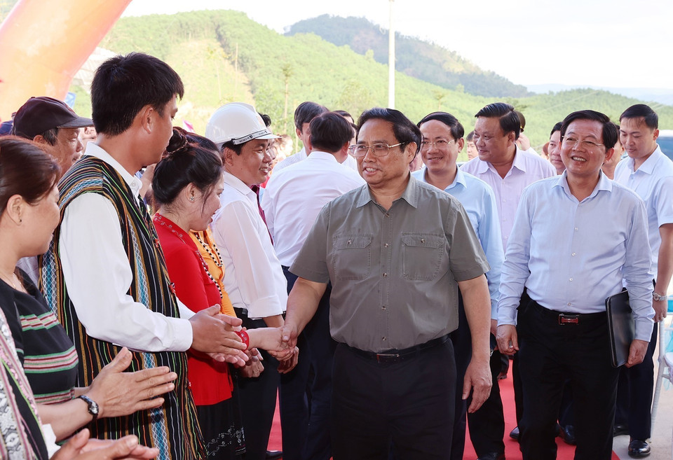 Thủ tướng Phạm Minh Chính với nhân dân khu tái định cư hồ chứa nước Đồng Mít, xã An Dũng, huyện An Lão. (Ảnh: Dương Giang/TTXVN)