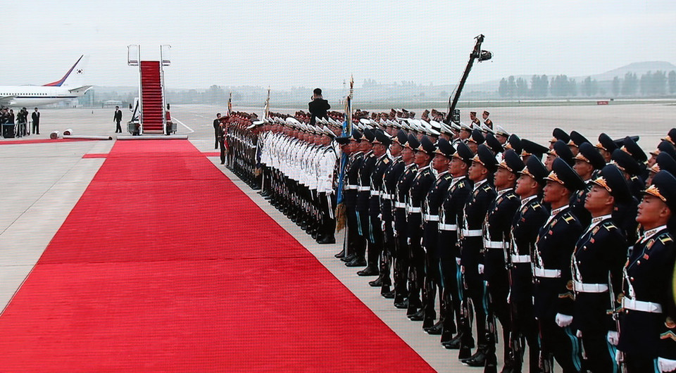 Người dân Triều Tiên chào đón Tổng thống Hàn Quốc Moon Jae-in tại sân bay quốc tế Sunan ở thủ đô Bình Nhưỡng ngày 18/9. (Ảnh: Yonhap/TTXVN)