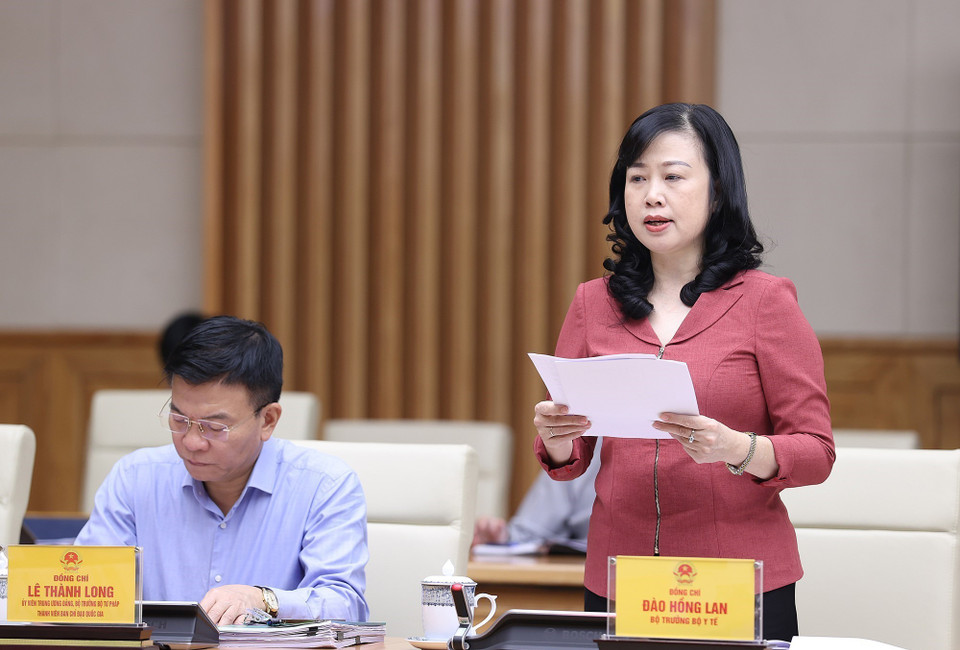 Bộ trưởng Bộ Y tế Đào Hồng Lan báo cáo công tác phòng, chống dịch COVID-19. (Ảnh: Dương Giang/TTXVN)