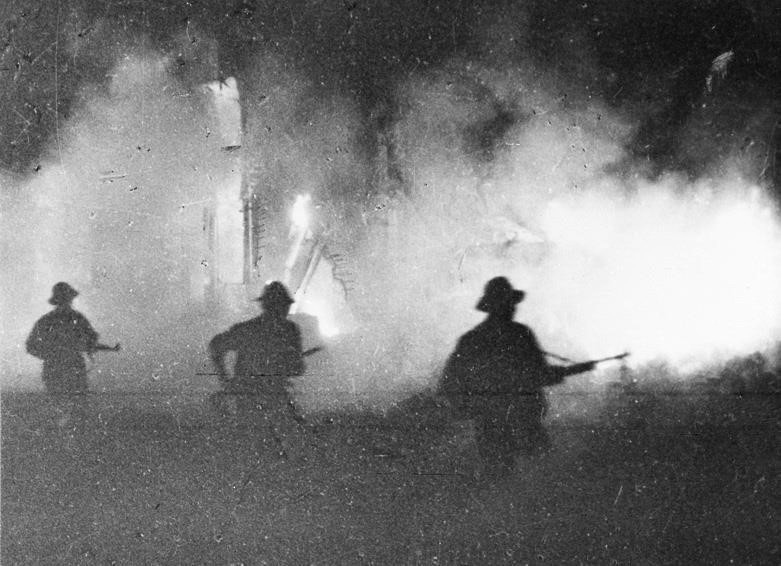 Phóng viên TTXVN đã phản ánh các sự kiện, các nhân chứng lịch sử và chính những người cầm bút, cầm máy ảnh của TTXVN còn trực tiếp tham gia và góp phần làm nên những sự kiện lịch sử hào hùng đó. Trong ảnh: Quân giải phóng tấn công các địa điểm quan trọng của Mỹ tại Sài Gòn trong đợt Tổng tiến công và nổi dậy Xuân Mậu Thân 1968. (Ảnh: Tư liệu TTXVN)