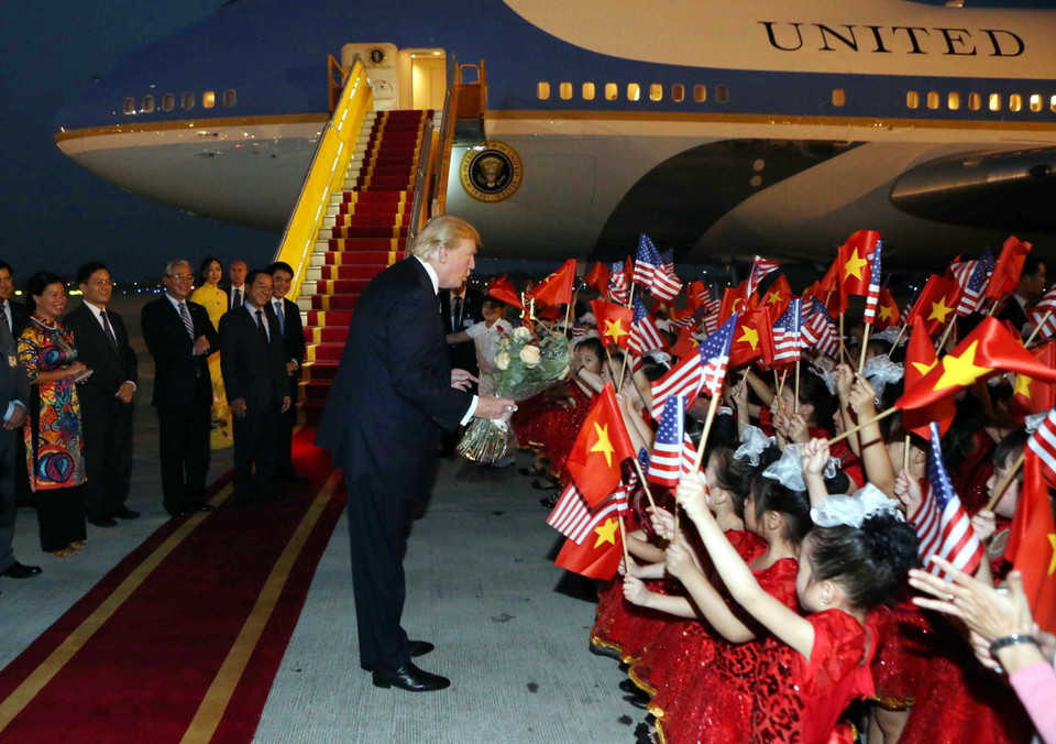 Bức ảnh Tổng thống Mỹ Donald Trump với thiếu nhi Thủ đô tại lễ đón ở sân bay quốc tế Nội Bài khi ông tới Hà Nội thăm cấp Nhà nước tới Việt Nam, tối 11/11/2017 thể hiện sự nồng ấm trong quan hệ giữa hai nước đã và đang không ngừng phát triển. (Ảnh: Phạm Kiên/TTXVN)