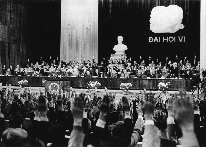 Bức ảnh biểu quyết thông qua Nghị quyết Đại hội Đảng lần thứ VI (12/1986) đánh dấu sự mở đầu công cuộc đổi mới, khơi dậy và phát huy sức mạnh, tiềm năng để đưa đất nước tiến lên. (Ảnh: TTXVN)