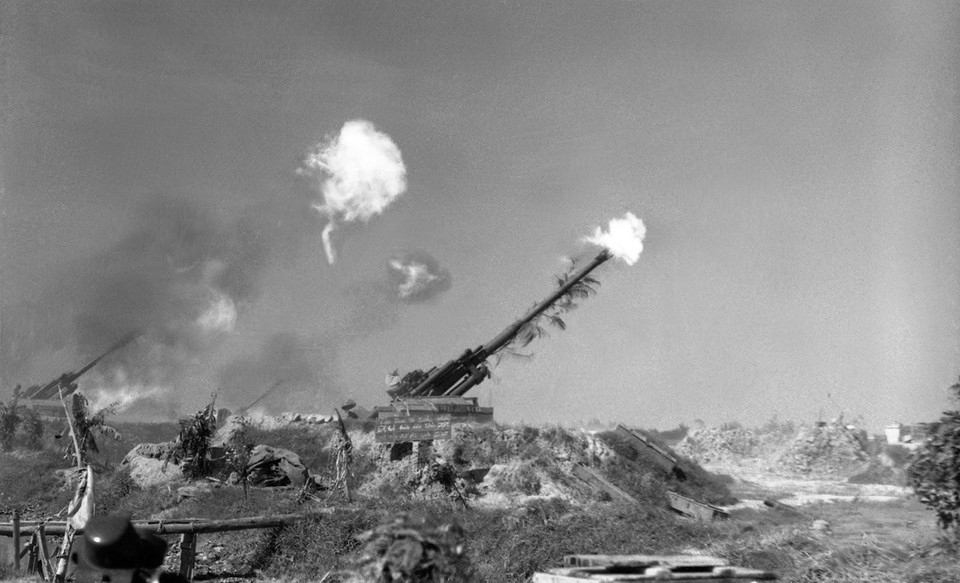 Lực lượng pháo cao xạ bảo vệ Thủ đô nổ súng kịp thời, chính xác, góp phần cùng quân dân Thủ đô bắn rơi 3 máy bay Mỹ trong ngày 14/12/1967. (Ảnh: Hữu Thứ/TTXVN)