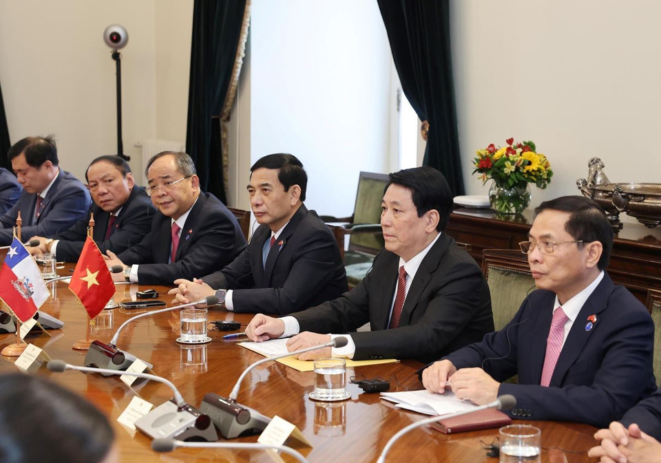 Chủ tịch nước Lương Cường và thành viên đoàn Việt Nam tại cuộc hội đàm. (Ảnh: Lâm Khánh/TTXVN)