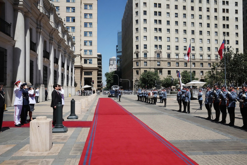 Chủ tịch nước Lương Cường và Tổng thống Chile Gabriel Boric Font thực hiện nghi lễ chào cờ. (Ảnh: Lâm Khánh/TTXVN)