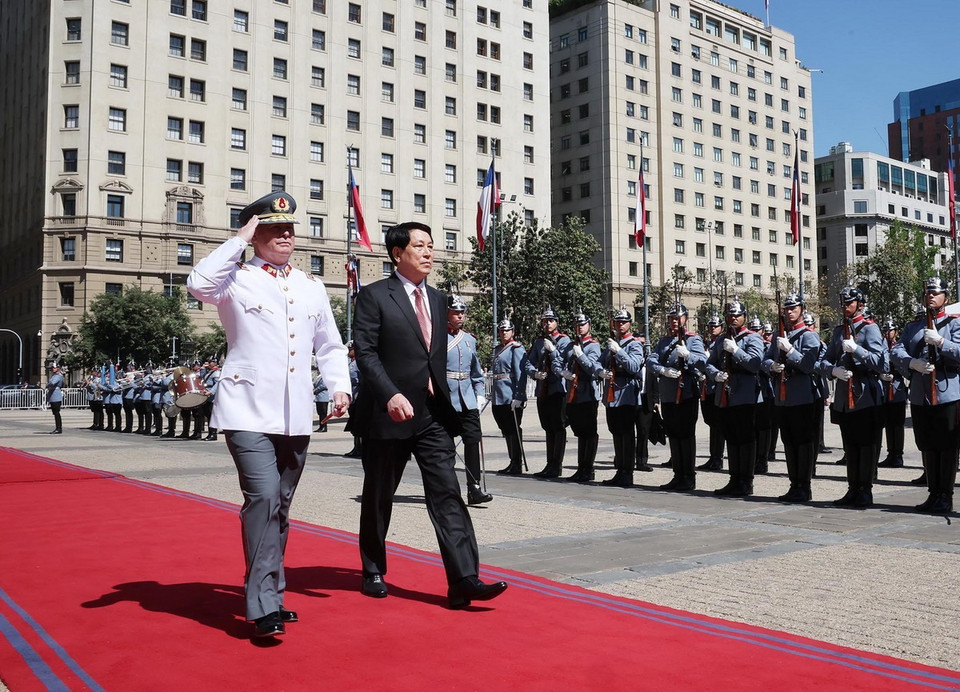 Chủ tịch nước Lương Cường duyệt đội danh dự. (Ảnh: Lâm Khánh/TTXVN)