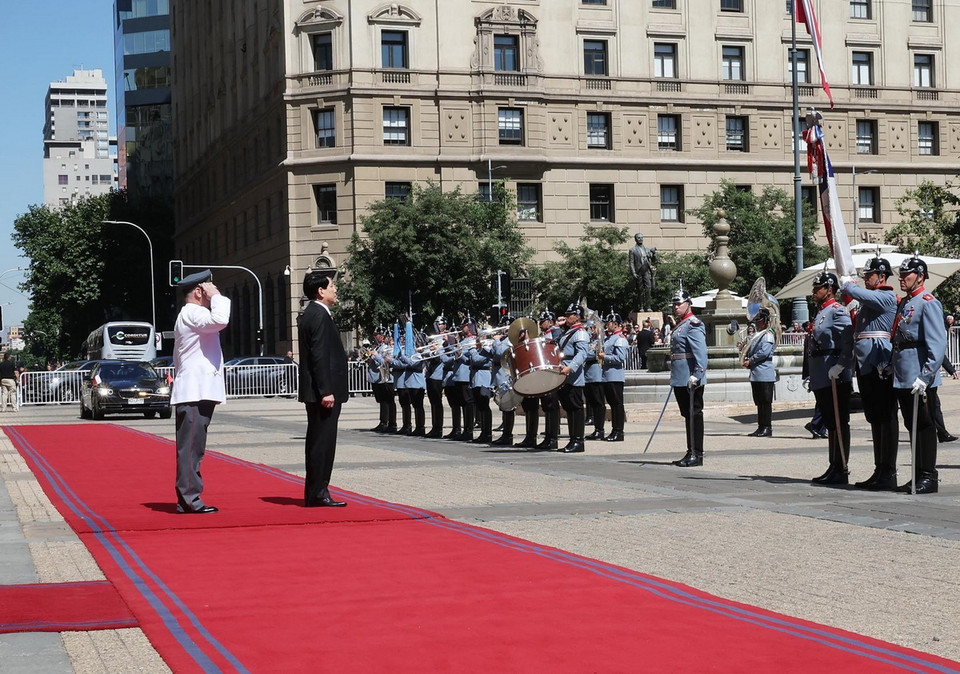 Chủ tịch nước Lương Cường duyệt đội danh dự. (Ảnh: Lâm Khánh/TTXVN)