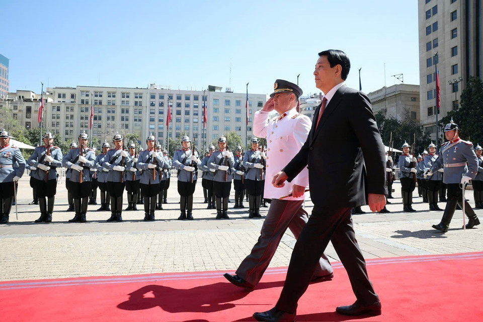 Chủ tịch nước Lương Cường duyệt đội danh dự. (Ảnh: Lâm Khánh/TTXVN)