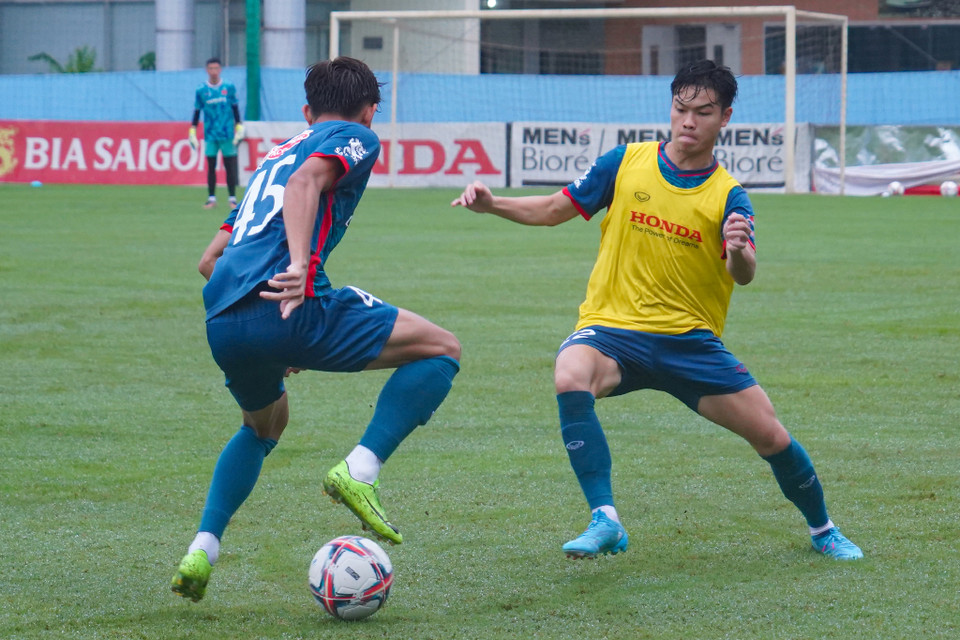 Hậu vệ Nguyễn Đức Anh (áo vàng) thực hiện pha truy cản. (Ảnh: Việt Anh/Vietnam+)