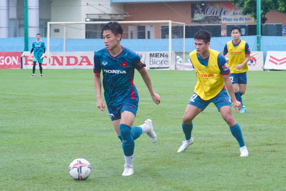 Đây là buổi tập đầu tiên của Đội tuyển Olympic sau khi có thêm 12 cầu thủ từ U23 Việt Nam, qua đó nâng quân số tập luyện lên 24 cầu thủ. (Ảnh: Việt Anh/Vietnam+)