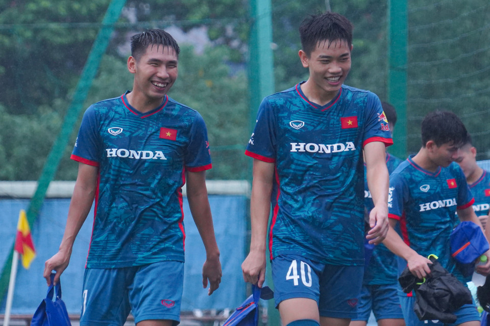 Bất chấp trời mưa tại Thủ đô, các cầu thủ vẫn ra sân tập với tâm trạng vui vẻ và thoải mái. (Ảnh: Việt Anh/Vietnam+)