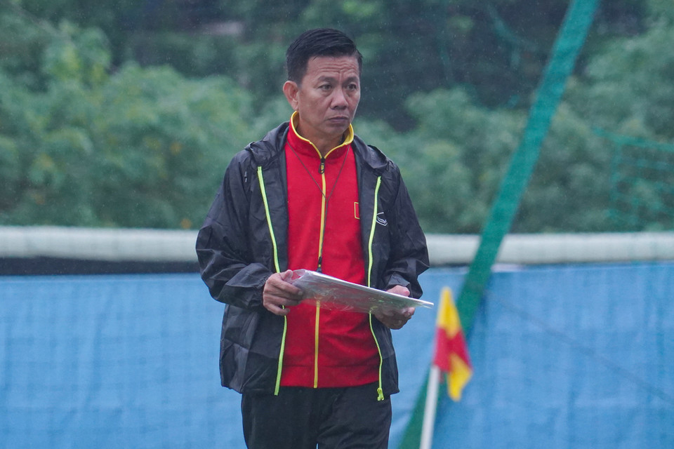 Theo chỉ đạo của Huấn luyện viên Hoàng Anh Tuấn, các cầu thủ được chia làm hai đội để tập đối kháng. (Ảnh: Việt Anh/Vietnam+)